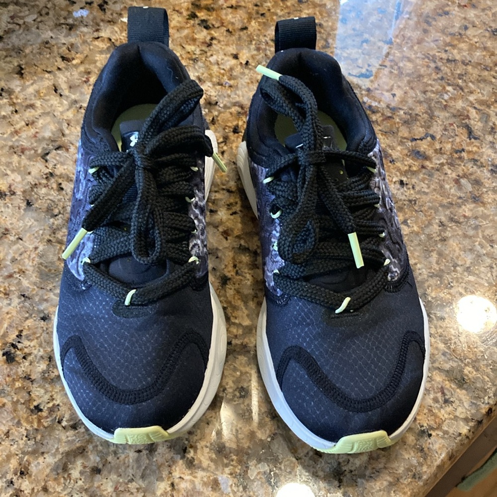 NWOT Under Armour women’s 5.5 sneaker
